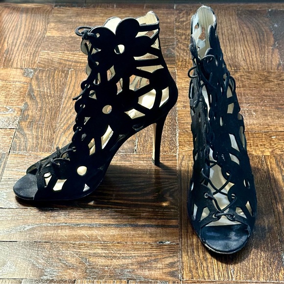 MANOLO BLAHNIK BLACK KAHIKA LASER-CUT FLOWER BOOTIES LACE UP HEELS -SIZE 39.5 - Picture 6 of 13